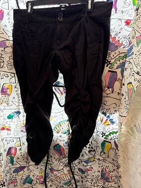 Rewind low rise retro capri’s with rushing at the hem.